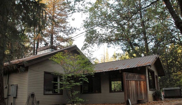 Country Cabin with Spa Hot Tub and Private Deck near Rollins Lake in California