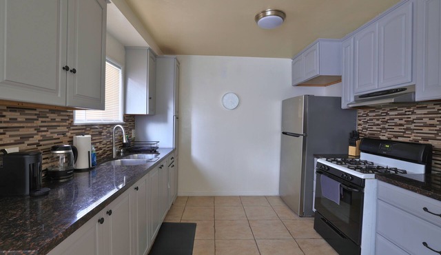 Cozy 1-bedroom house Extended Stay near Bixby Knolls with AC + Queen Bed + 55"TV