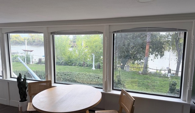 Cozy 1 bedroom with kitchen & river views