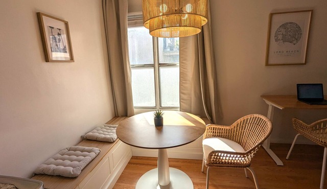 Cozy BEACH Condo with AC, Parking & Laundry, 10min walk to beach. Superb WiFi.