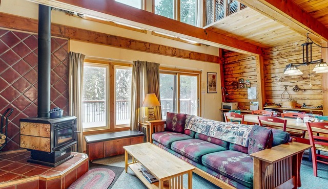 Cozy cabin in the heart of nature with wood fireplace, deck & loft
