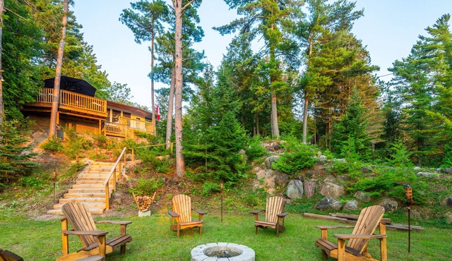 Cozy Cottage Across from Blue Waters with Hot Tub! in Tiny