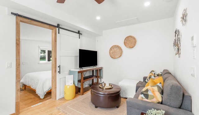 Cozy cottage at The Heritage Fallbrook with WiFi, AC