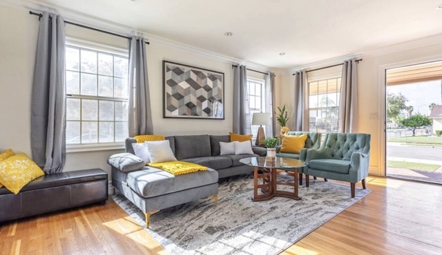 Cozy Dog-friendly Living Space - close by Knott’s, Porto’s, Disney