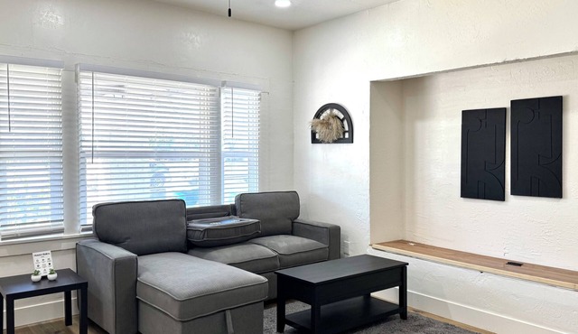 Cozy Historic Hanford Hideaway 1BR/1BA w/Laundry