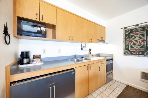 Cozy King Studio w/Lake View #145 at Donner Lake Village