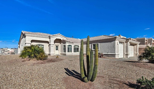 Cozy Lake Havasu House w/Views - 1 Mi to Water!