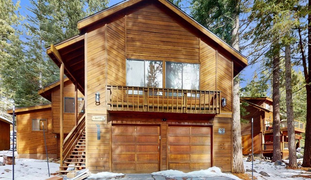 Cozy Lodge-Inspired Retreat - Access Tahoe Donner Rec Center, Golf & Skiing