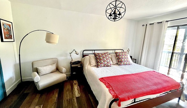 Cozy Luxe Ski Cabin Kid & Dog Friendly. New Hot Tub!