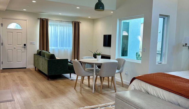 Cozy & modern studio in desirable North Park/Morley Field area