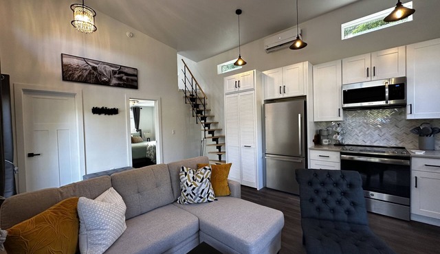 Cozy private family ranch cottage! Vineyards, Britt Festival and Applegate Lake!