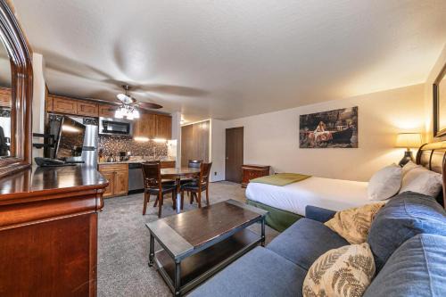 Cozy Studio w/Kitchenette Easily Accessible #113 at Donner Lake Village