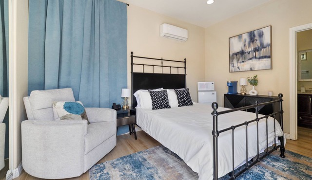 Cozy Unit with Queen Bed, Smart TV, and Wifi Near Disneyland & Beach