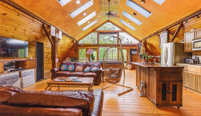 Creativity Nook: Rustic Studio 2 Mi to Owasco Lake in Auburn