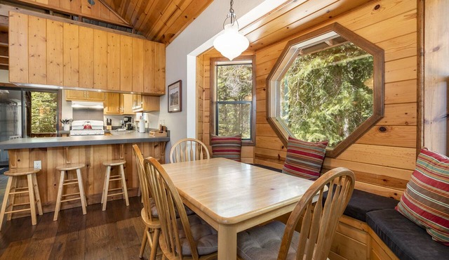 Creekside Cabin – Cozy Dog-Friendly Cabin in TD Surrounded by Trails