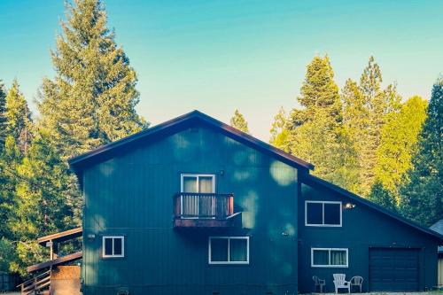 Creekside Escape w/Private Hot Tub in Shingletown