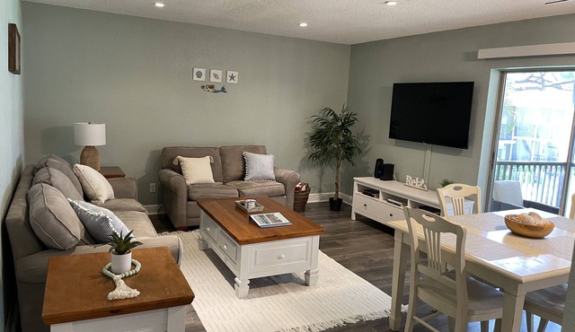 Cute, spacious 2 BR 2 Full BA condo minutes from the beaches in Largo