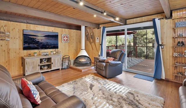 Daze Off by Big Bear Vacations | Hot Tub | Cozy Modern Bear City Chalet