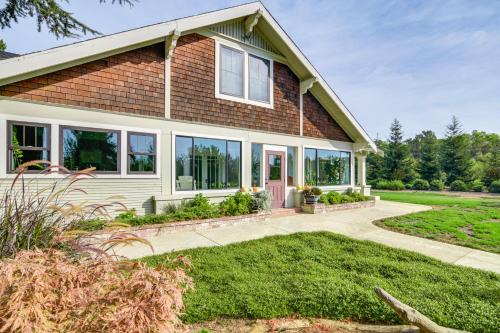 Deck & Fire Pit! Quiet Home Near Sacramento River