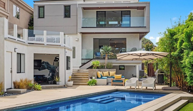 Del Mar Ocean-View Jewel: 3BR/4.5BA Luxury Home + Pool House & Designer Backyard