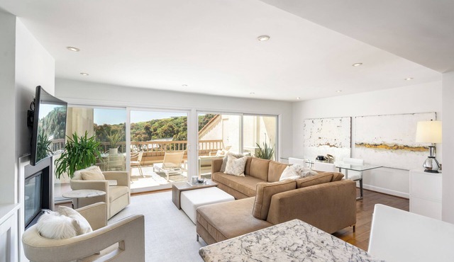 Designer-Furnished Malibu Retreat: 2 Bedrooms, AC & Pool—Walk to Everything