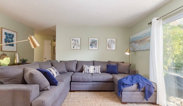 Dog-Friendly Cottage Near Premier Surf Beach