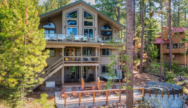 Donner Lake mountain-view delight - multi-level deck & private hot tub views