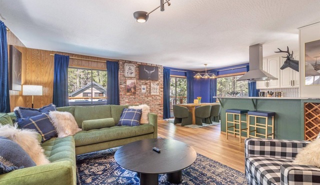 Donner Lake Outpost: Hot Tub, Game Room, Walk to Beach