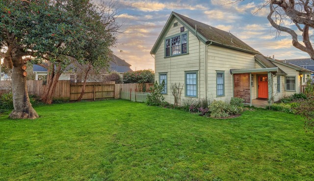 🍩Downtown Drift -Historic Arcata Home on the first floor - Hot Tub, Sauna & Bikes🐶 in Arcata