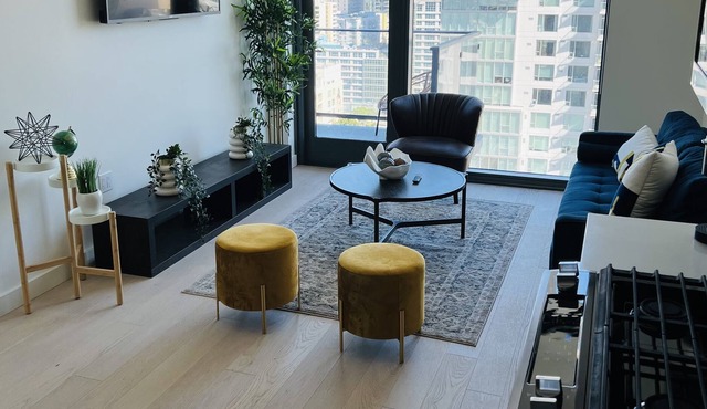 DOWNTOWN L.A Scenic Condo with pool and basketball court