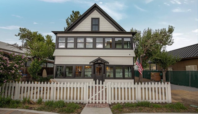 Downtown Truckee Luxury 6-bedroom house in Truckee. Spacious and Walkable!