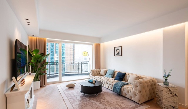 E-Hub Spacious 3-bedroom apartment with balcony Near People's Square