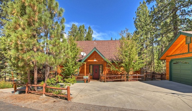 Eagle Tree Cabin by Destination Big Bear: Fox Farm Neighborhood! Spacious! Minutes from the Village and Ski Resorts!
