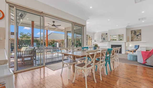 Echuca 5-BR Central Escape - Sunny Pool Days - Alfresco Nights - Fireside Warmth in Echuca