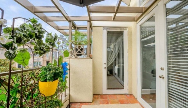 ELEGANT PRESTINE New Remodel. Ideal for one Adult
