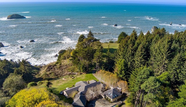 Emerald Phoenix Estate~18 Acres of Ocean Front Luxury w/Hot Tub & Sauna!