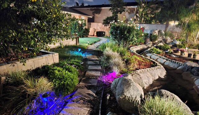 Enchanting Garden Cottage - King Bed -Spa Bath -Private Patio in Heart of the OC