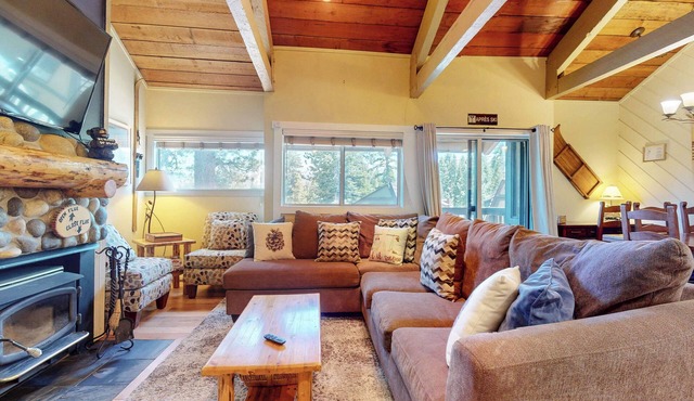 End Unit, lots of natural light. Near the Golf Course. On-site Pool!