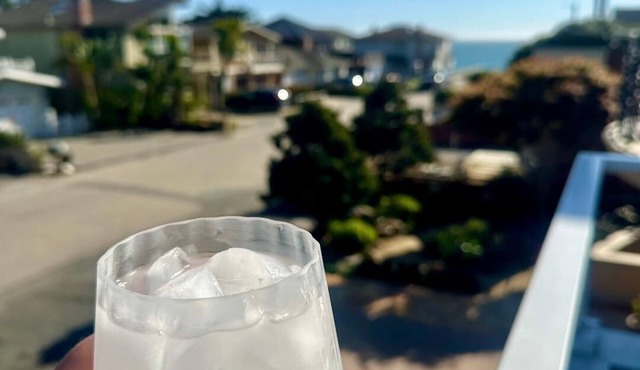 Enjoy beach days at the Newly Remodeled 25th Beach Retreat with hot tub!