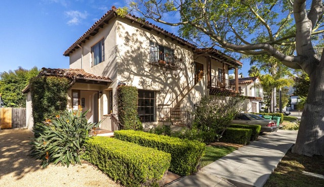 Enjoy indoor-outdoor living, full kitchens and walk to beach and state st.