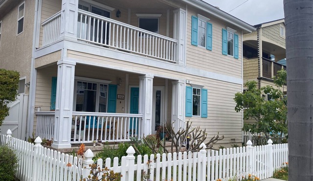 Enjoy Seal Beach! Parking, Internet, Pool table and A/C! 4 Bdr sleeps 10