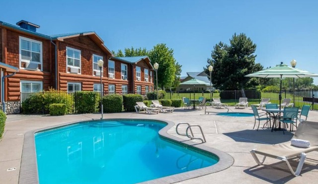 Enjoy Stunning Views Across the Columbia River! FREE Parking, Outdoor Pool! in Boardman