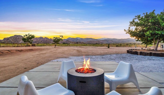 Epic Desert VIEWS, Walk to Pappy’s + Hot Tub, Fire Pit, Private, Dogs Welcome!
