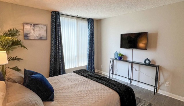 Exceptional 2-bedroom with WiFi, 3 beds, and AC in the heart of Hollywood in Los Angeles