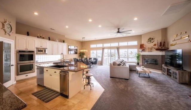 Exclusive Waterfront Luxury Villa in Discovery Bay, Sleeps up to 16