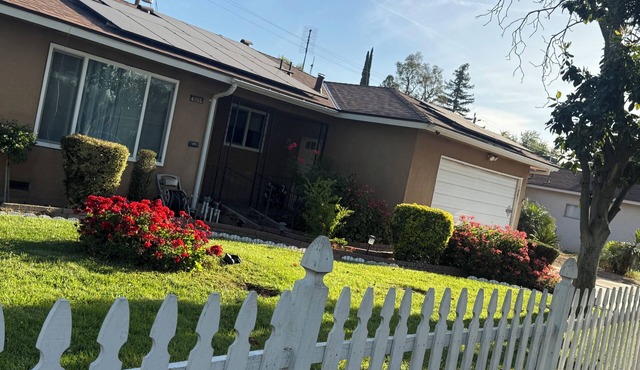 Family friendly 3 bedroom house near by Fresno State in Fresno with AC and Pool