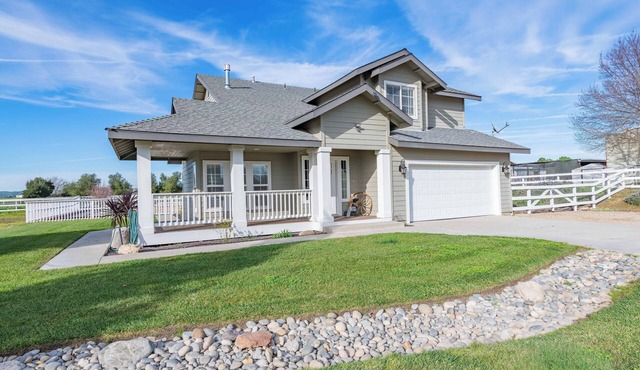 Family-Friendly Farmhouse w/Hot Tub & Game Room in Paso Wine Country