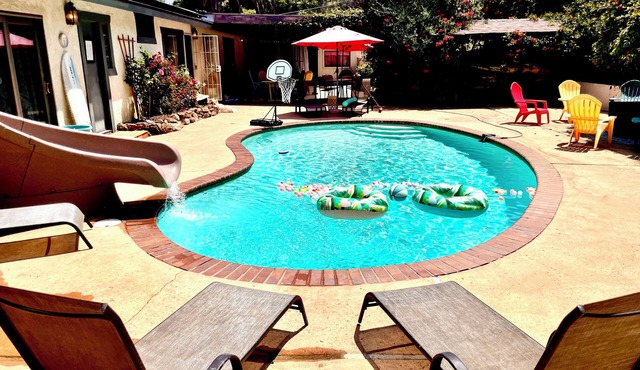 Family friendly oasis! Pool, trampoline, walkable cafe, close to airport & beach