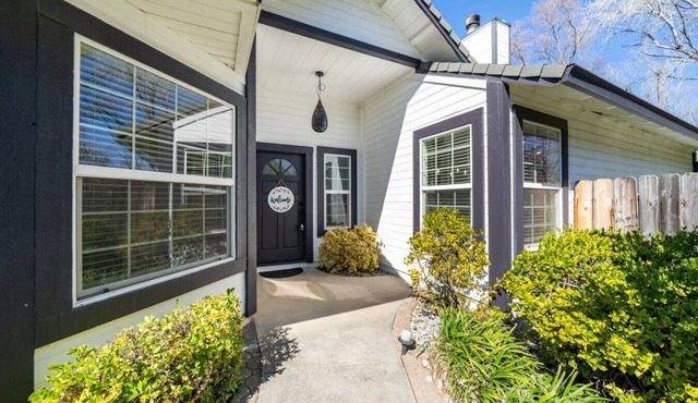 Family Home Fire Pit + Outdoor TV Near Bethel