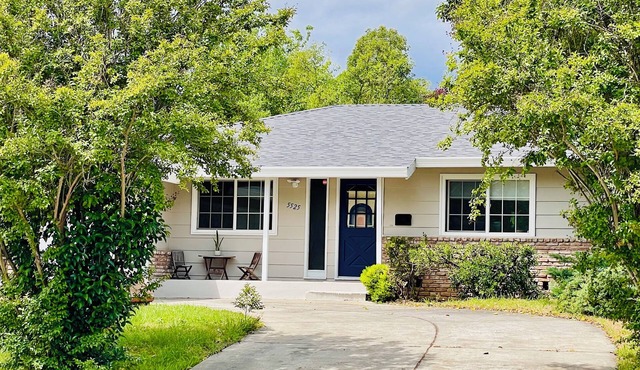 Family Retreat: 3BR Cozy Haven with Playground